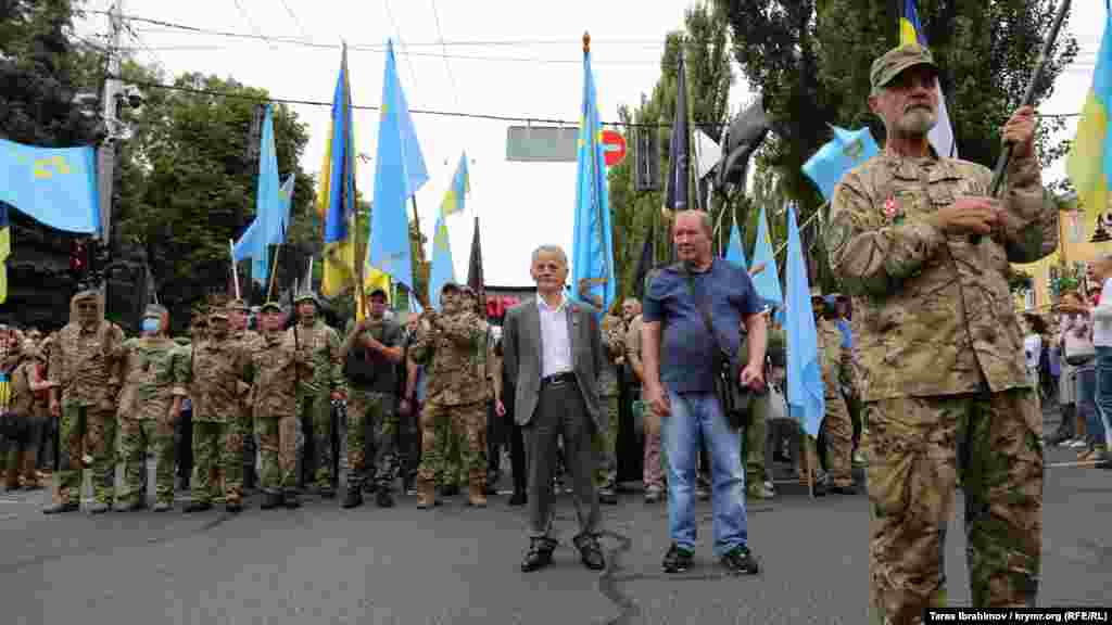 Колонна крымчан стартовала возле парка Тарасу Шевченко, далее прошлась Крещатиком до Майдана Независимости. Люди скандировали военным «Крым – это Украина» и «Свободу политзаключенным»