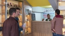 Барои супурдани аризаи "Green Card" навбат мепоянд Барои супурдани аризаи "Green Card" навбат мепоянд
