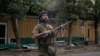 Soldat ucrainean la Konstantivnivka, pe 24 august 2025, în regiunea Donețk, unde se poartă lupte grele cu invadatorii ruși. Armata rusă avansează, însă extrem de lent și cu pierderi grele.