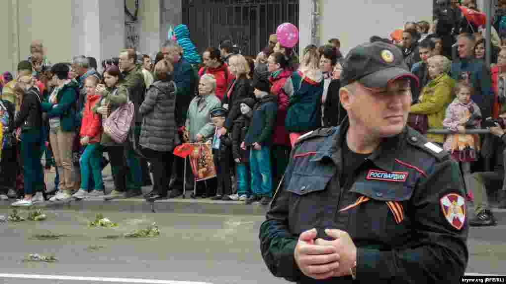 В Севастополе по центру города промаршировали войска российского гарнизона, кадеты, юнармейцы из детского лагеря «Артек», ветераны, казаки и дети в военной форме