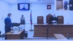 Суд оставил Навального под арестом Суд оставил Навального под арестом