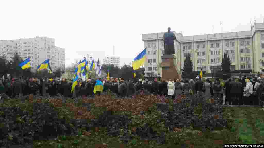 У Севастополі учасники святкового мітингу також зібралися біля пам’ятника Шевченкові. Тут читали вірші, співали український гімн і говорили про неприпустимість військових дій. Через півгодини після початку заходу крім українських прапорів з’явилися російські, не обійшлося без сутичок. Українські пісні ще лунали того дня в сквері імені Тараса Шевченка