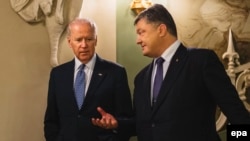 Вице-президент Джозеф Байден и президент Украины Петр Порошенко