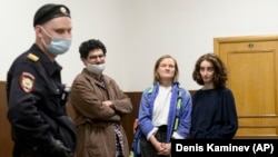 Журналисты издания DOXA Армен Арамян, Наталья Тышкевич и Алла Гутникова (слева направо) в суде, Москва, 14 апреля 2021 года