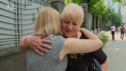 Порошенко зустрівся із родичами українських політв’язнів (відео) Порошенко зустрівся із родичами українських політв’язнів (відео)