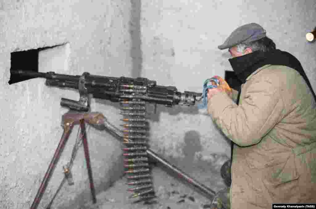 Осетинский боец закутался от холода в Цхинвали, декабрь 1991 года. Грузия отключила газ и электричество в регионе во время конфликта. Сообщалось, что в больнице Цхинвали несколько новорожденных умерли от охлаждения из-за суровой погоды. Хирург из Цхинвали описал трудности работы без отопления: «Когда вы оперируете кого-то, вы должны снять с него одежду. Чтобы согреть пациента, мы должны обложить его/ее двенадцатью бутылочками с горячей водой»  