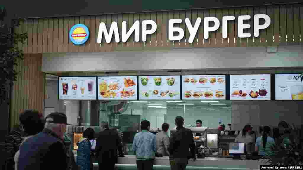 Головний пункт «громадського харчування» в залі очікування