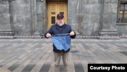 Виталий Манский в одиночном пикете у здания ФСБ на Лубянке