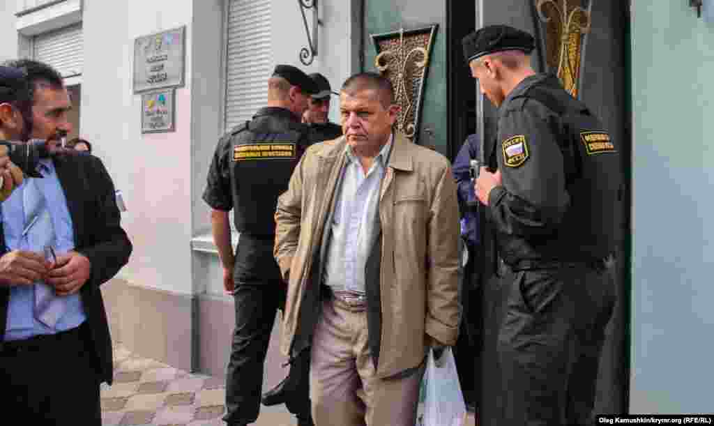 Член Меджлиса Али Хамзин выходит из здания Меджлиса, которое заняли судебные приставы 