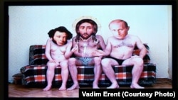 Группа "Синие носы" представила на выставке "Pussy Riot и российская традиция художественного протеста" свой проект "Голая правда"