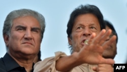 پر عمران خان او شاه محمود قریشي د رسمي رازونو د ساتلو قانون څخه د سرغړونې تور دی ـ پخوانی انځور.