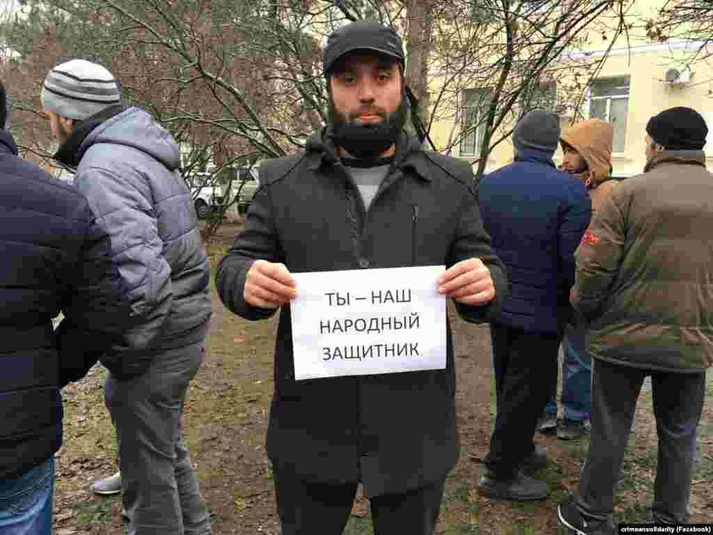 Флешмоб в поддержку адвоката. 7 декабря Киевский райсуд арестовал Эмиля Курбединова на 5 суток. Как это было – смотрите здесь