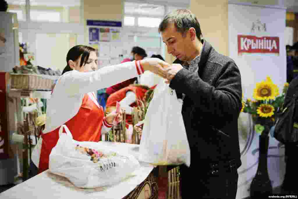 Раздача продуктовых подарков на одном из избирательных участков в Минске 
