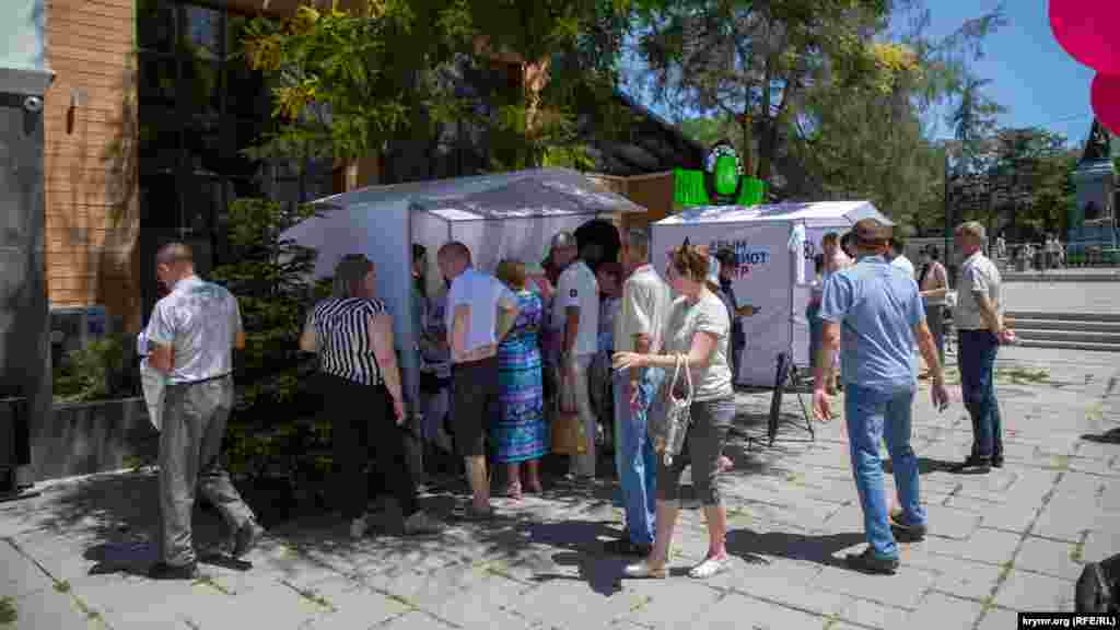Ці намети встановили для обміну футболками: принісши одяг із англомовними написами, можна було отримати інший – «патріотичніший»