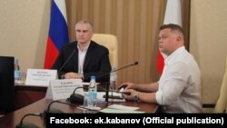Российский глава Крыма Сергей Аксенов и вице-премьер российского правительства Крыма Евгений Кабанов