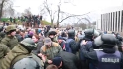 Саакашвили задержали в Киеве, его сторонники блокируют машины силовиков (видео) Саакашвили задержали в Киеве, его сторонники блокируют машины силовиков (видео)
