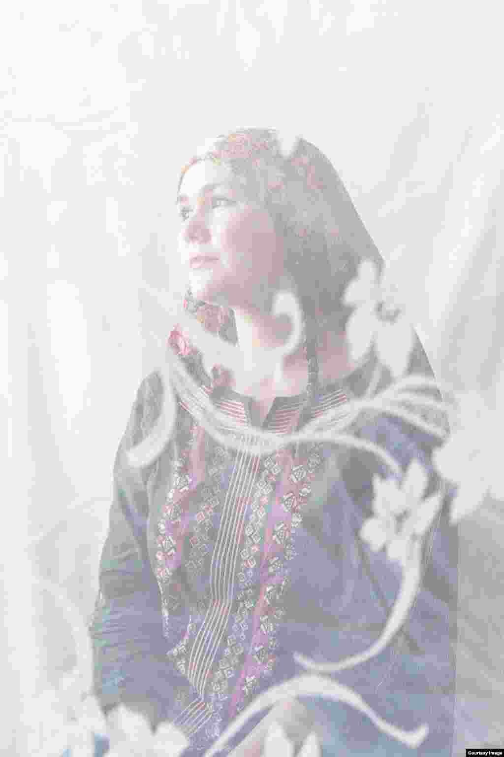 Оксана, 23 года, преподаватель в школе искусств:  "Моя бабушка по папиной линии — татарка, а я всегда считала себя русской, хотя многие говорили: "Восток". У меня русые волосы, но я красила их в черный — наверное, подсознательно усиливала свой "восток".