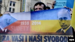 В Чехии традиционно неравнодушно относятся к агрессивной внешней политике
России. Акции протеста против аннексии Крыма, Прага, 2014 год