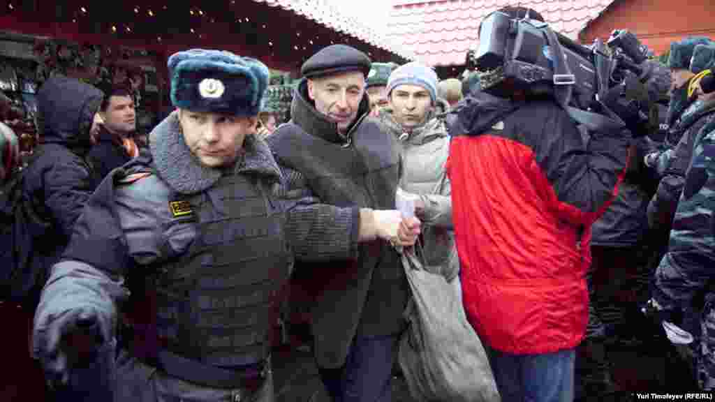 Активистам "Левого фронта" и объединений "Обманутых дольщиков" не удалось прорваться на Красную площадь, где планировалась несанкционированная акция "Народ против незаконных выборов!". 