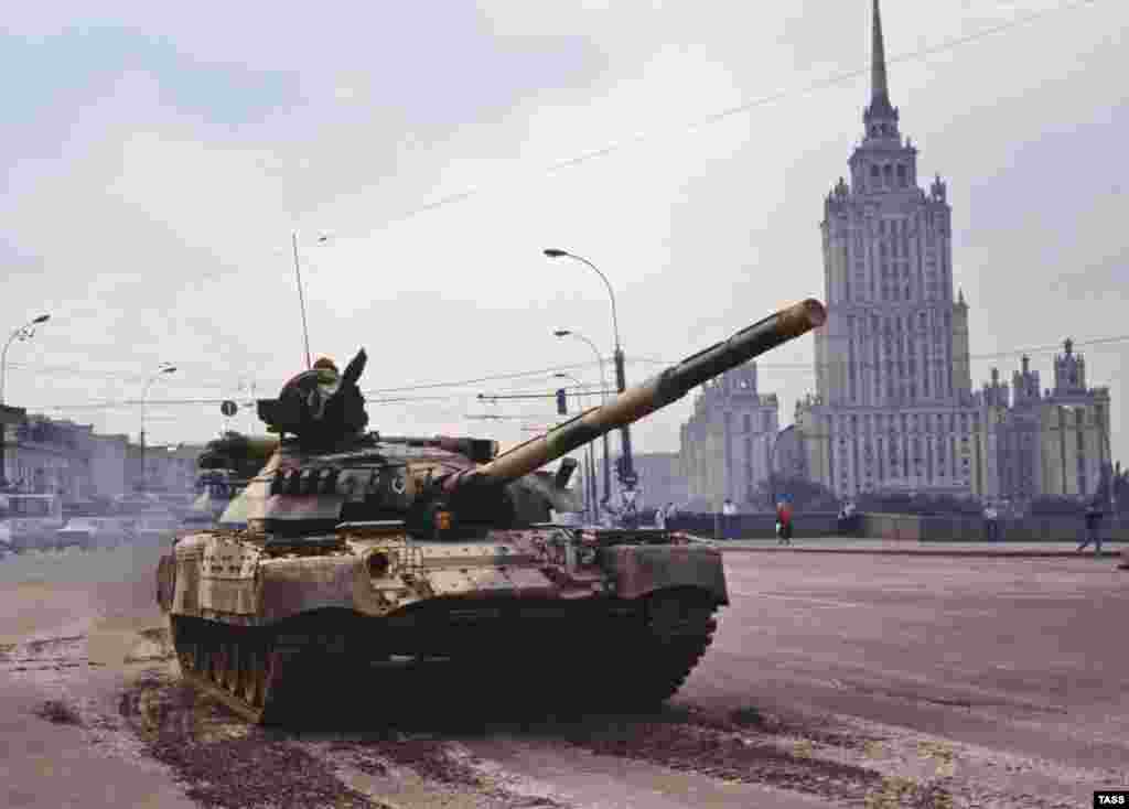 Танк на Бородинском мосту. 20 августа 1991 года. 