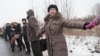 Декабрь 2019 года: казанцы выстроились в живую цепь вдоль Гавриловской рощи, чтобы продемонстрировать готовность защищать лесопарк. Эта акция собрала более сотни человек. Декабрь 2022 года: готовых защищать рощу больше нет.