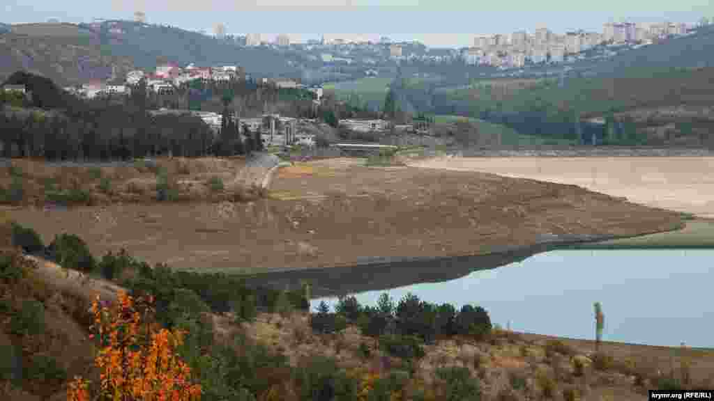 Ізобільненське водосховище – найглибше в Криму. Максимальна глибина – 70 метрів. Обсяг – 13,25 млн кубічних метрів. Довжина – 4 кілометри. Гребля земляна, висотою 70 метрів і довжиною 550 метрів