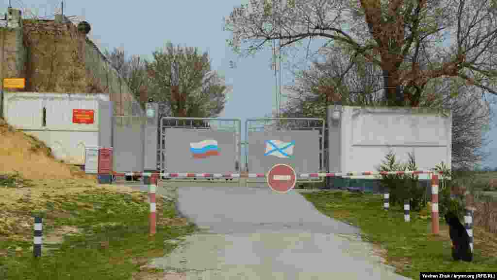 Під час будівництва батарея отримала номер 26, але в 1917 році після відомих подій зведення об'єкта було зупинено. Готовність його на той момент складала близько 70 відсотків. На фото: КПП російської військової частини, на території якої розташована 30 берегова батарея