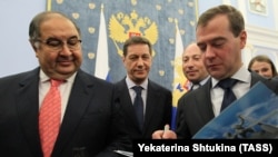 Известный российский предприниматель и меценат узбекского происхождения Алишер Усманов (слева) и премьер-министр РФ Дмитрий Медведев.
