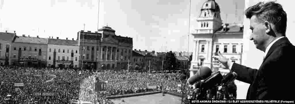 С 1965 года у власти в Румынии находился лидер коммунистической партии Николае Чаушеску. На этом снимке, сделанном во второй половине 60-х, он выступает в городе Арад.  