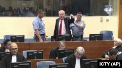 Младич во время вспышки гнева в момент оглашения приговора