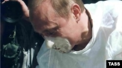 Владимир Путин ныряет в катык за монеткой на Сабантуе в Казани. Июнь 2000 года.