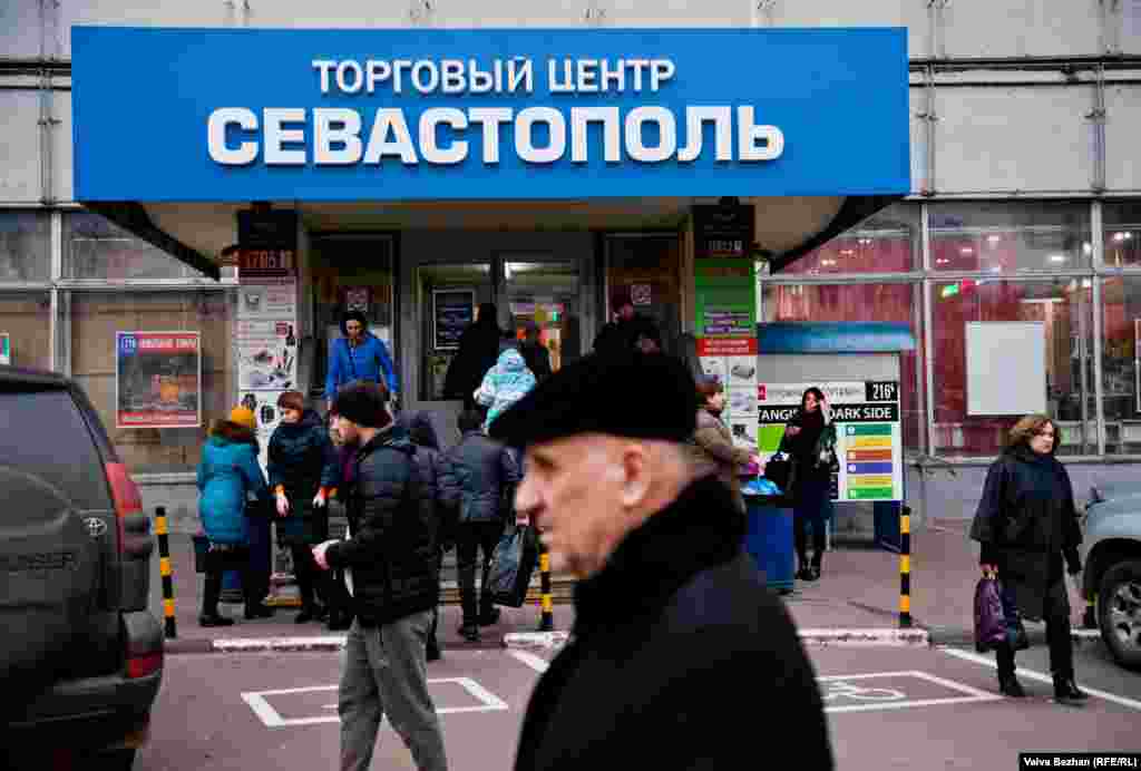 Вход в торговый центр «Севастополь». Многие местные жители по-прежнему относятся к нему как к гостинице, хотя она была преобразована в бизнес-центр в конце 1990-х годов местной афганской общиной. 