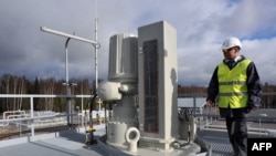 Працівник діючої гілки Nordstream стежить за роботою обладнання російської частини газогону