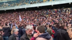 Тисячі прихильників Порошенка прийшли на НСК «Олімпійський» (відео) Тисячі прихильників Порошенка прийшли на НСК «Олімпійський» (відео)