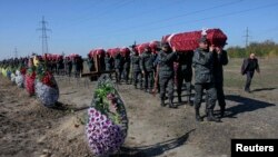 Бойцы Национальной гвардии Украины на похоронах украинских военных, погибших в боях на востоке Украины, Днепропетровск, 8 октября 2014