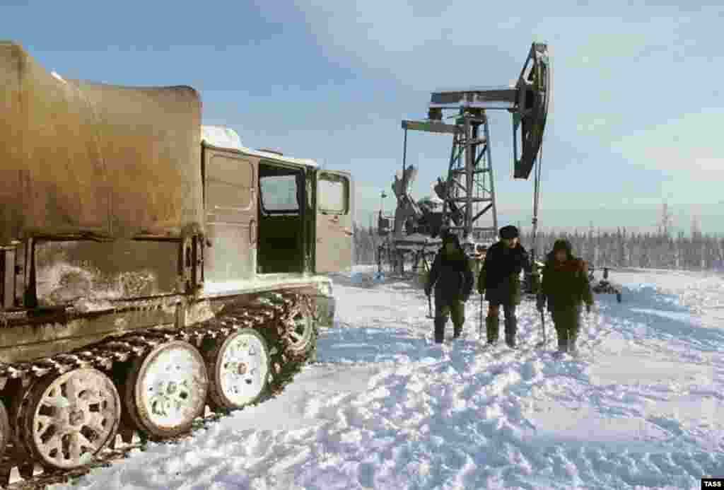 1986: падение цен нефти на мировом рынке с 27 до 10 долларов за баррель. В результате СССР лишается возможности оказывать щедрую финансовую поддержку своим сателлитам во всем мире.  