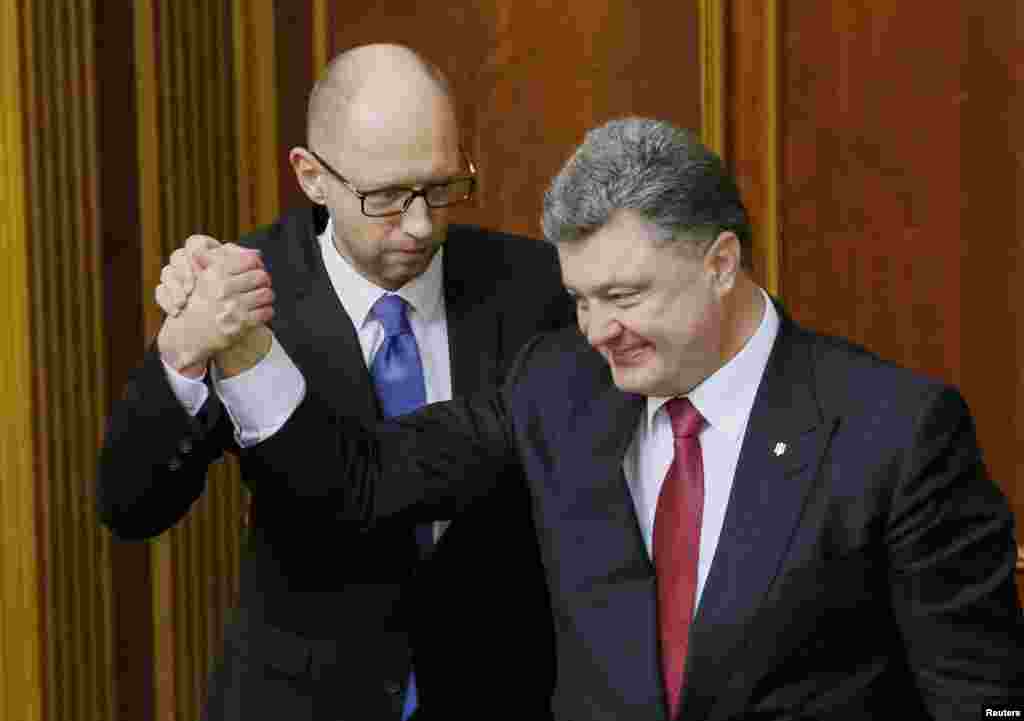 Союзники-соперники: президент Украины Петр Порошенко и новоназначенный премьер-министр Арсений Яценюк, 27 ноября 2014 года.  