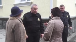 «Выпучил глаза и оскорблял»: конфликт у здания суда в Алуште (видео) «Выпучил глаза и оскорблял»: конфликт у здания суда в Алуште (видео)