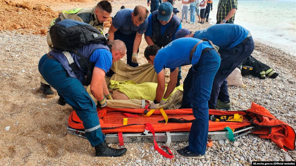 Пандемія коронавірусу – не єдина смертельна загроза, що переслідувала туристів цьогоріч. Подія в районі селища Любимівка під Севастополем на початку вересня обернулася неприємними наслідками для двох туристів, які відпочивали на «дикому» пляжі. Землею засипало хлопця і дівчину, пише севастопольське видання ForPost з посиланням на очевидців. За їхніми словами, постраждалих з-під завалів відкопували відпочивальники, їхній одяг так і залишився під завалом. На фото: співробітники російського МНС у Криму надають допомогу постраждалим під час сходження ґрунту в селищі Любимівка, 5 вересня