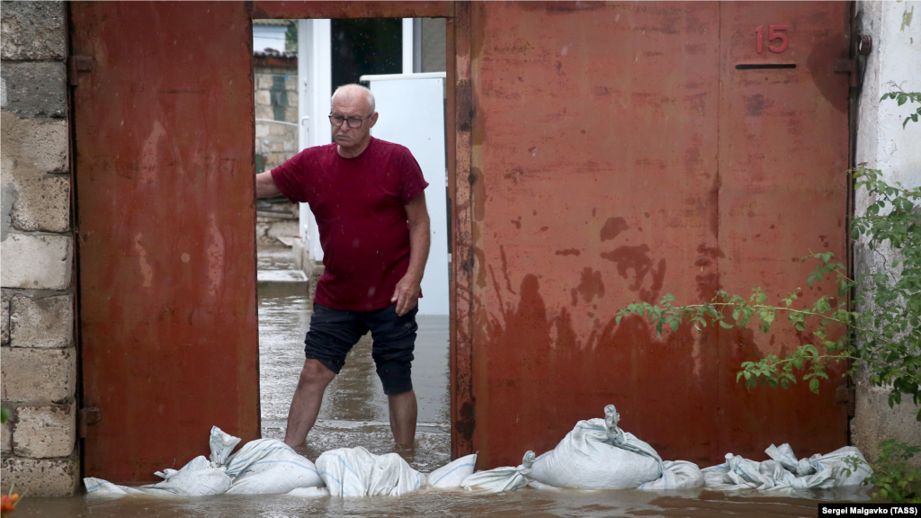 Мешки не спасают. Двор мужчины полностью залит водой 