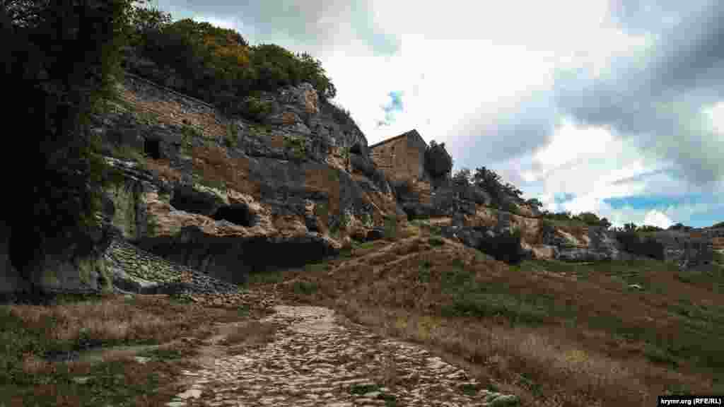 После переноса столицы Крымского ханства в Бахчисарай, в крепости остались одни караимы, которые расстроили поселение. По одной из версий, весь город тогда стал именоваться Джуфт-Кале, что значит «парная крепость». Это название и трансформировалось в нынешнее – Чуфут-Кале. К концу XIX века, после того как караимы и крымчаки покинули эти места, пещерный город почти полностью опустел