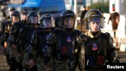 Солдаты охраняют зал суда, в котором проходит процесс по делу о попытке государственного переворота в Турции