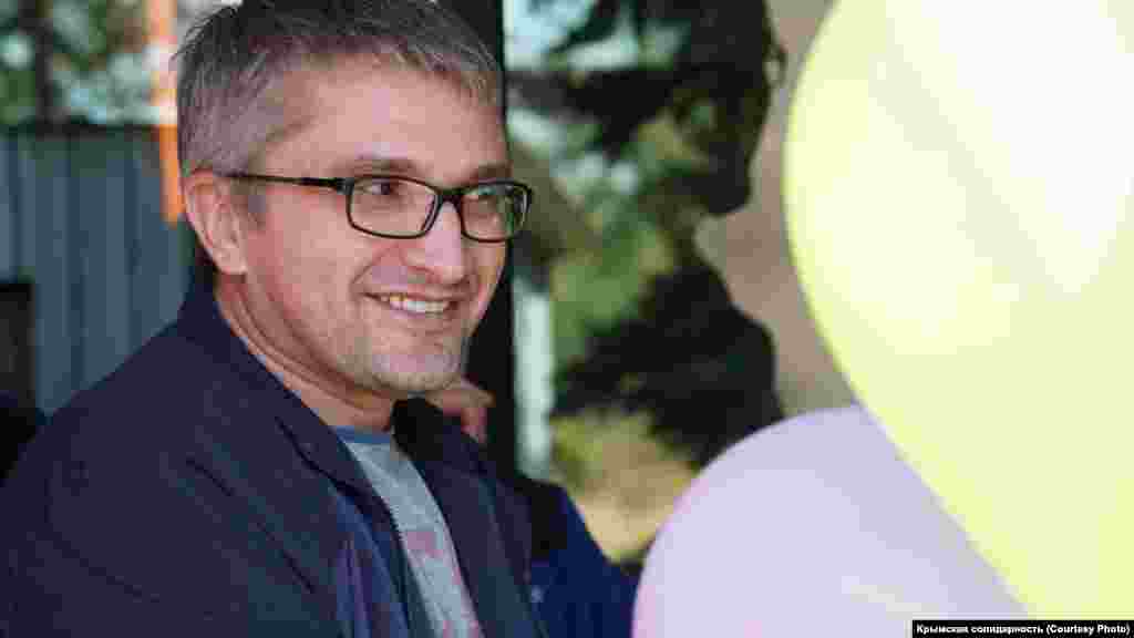 «Наріман у хорошому настрої та в доброму гуморі. Потихеньку усвідомлює, що відбувається. Їдемо додому. Слава Богу, колонія позаду», – розповів Курбедінов журналістам