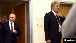 Российский президент Владимир Путин (слева) и его пресс-секретарь Сергей Песков после переговоров в Берлине, Германия, 20 октября 2016 года