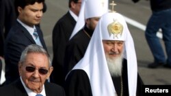 Патриарх Кирилл рядом с кубинским президентом Раулем Кастро во время встречи в аэропорту Гаваны