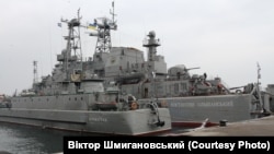 Военный корабль «Константин Ольшанский» (справа)
