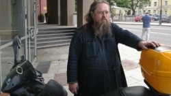 Дьякон на мотороллере. Отец Андрей Кураев Дьякон на мотороллере. Отец Андрей Кураев