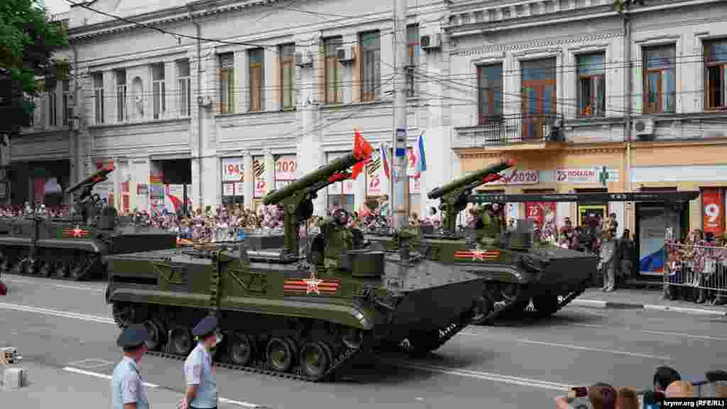 По проспекту Кирова прошли самоходные противотанкововые ракетные комплексы «Хризантема-С» – единственная военная техника на гусеничном ходу, задействованная на параде