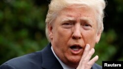 Президент США Дональд Трамп обращается к журналистам накануне отлета из Вашингтона
