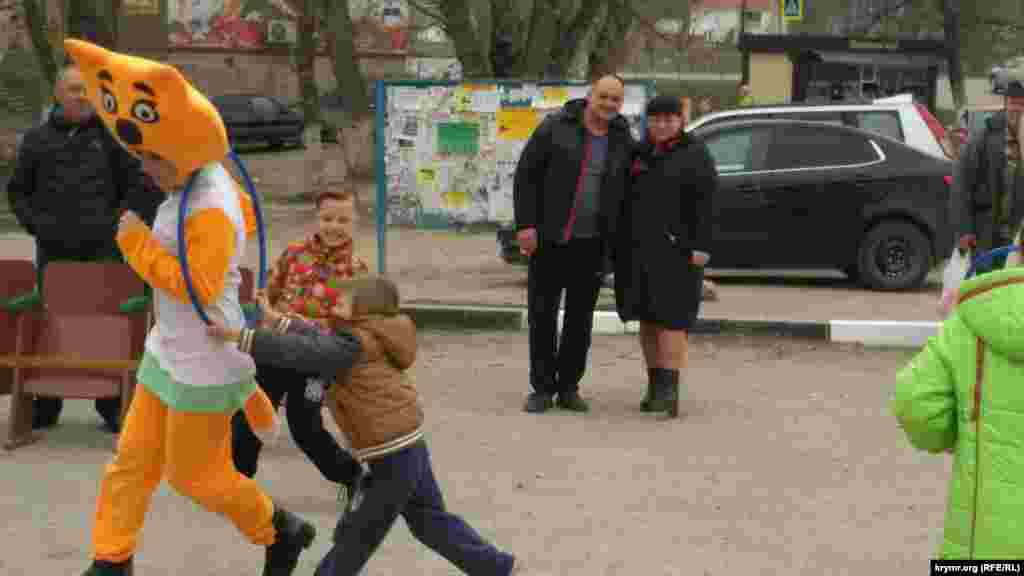 «Народные гуляния» перед избирательным участком в Заречном